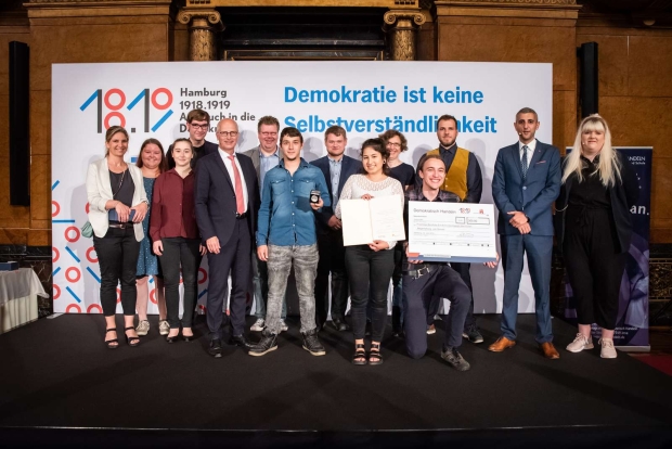 Foto: Projektteilnehmer bei der Ehrung mit Bürgermeister Tschentscher